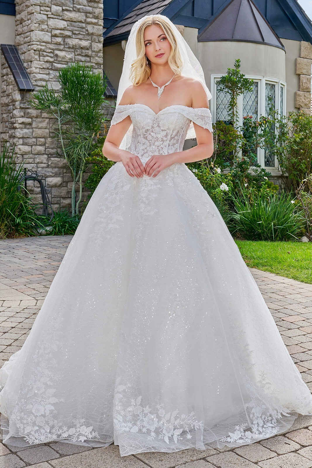 Robe de mariée de bal avec bretelles doubles rabattues, décolleté en V et épaules dénudées