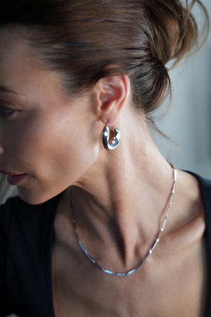 Boucles d'oreilles créoles torsadées de style GALENA or blanc (ton argenté)