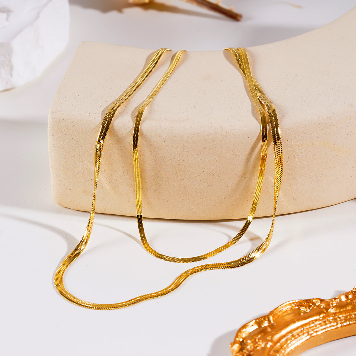 GINTA : Collier doré à 2 niveaux texturé peau de serpent