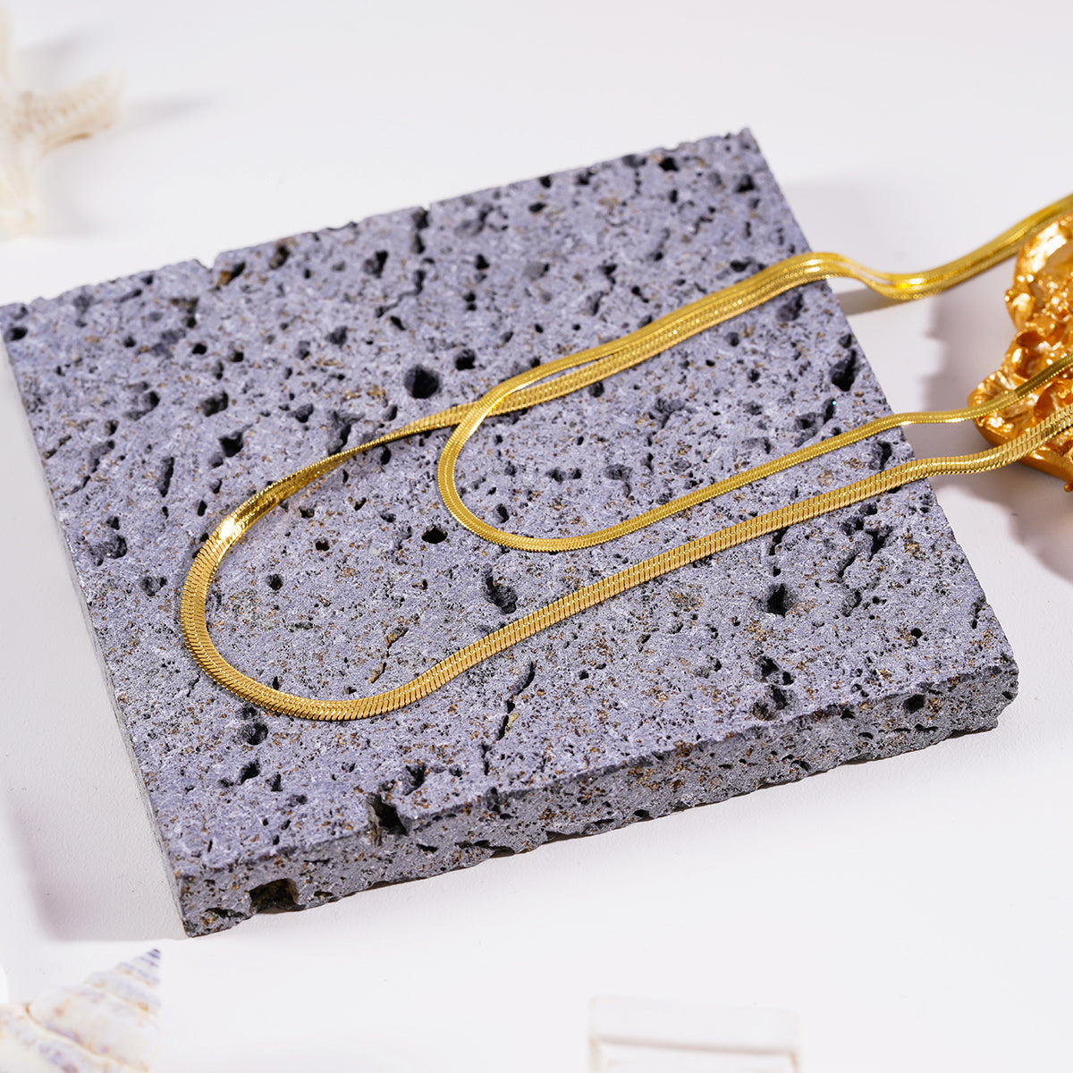 GINTA : Collier doré à 2 niveaux texturé peau de serpent