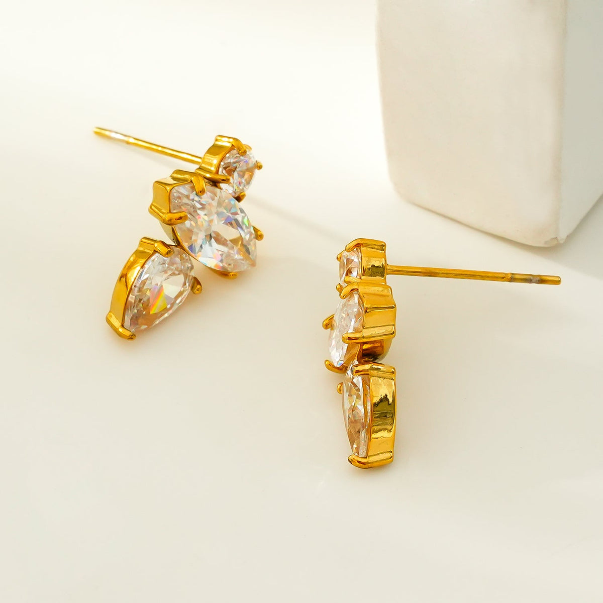HAMPTONS: Boucles d'oreilles clous Zircone (CZ) Radiance Trio en or