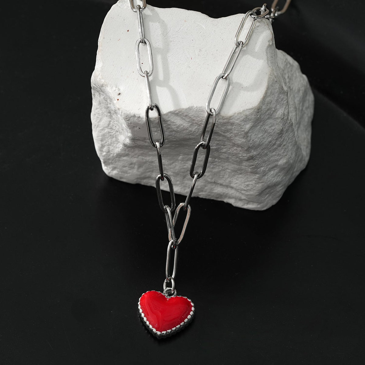 Style CŒUR ROUGE Argent (Or Blanc) : Chaîne trombone retenant une breloque cœur émaillée rouge