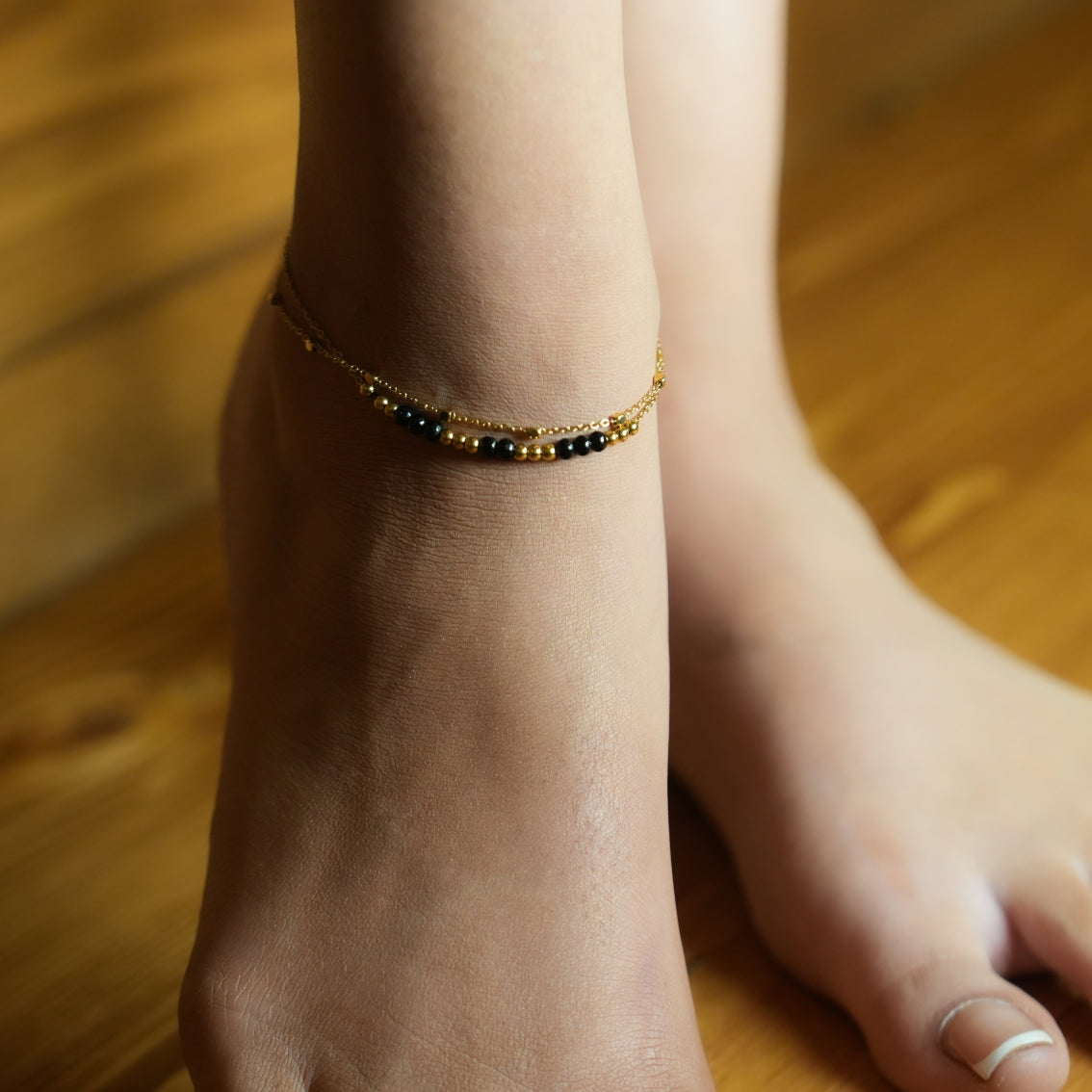 HILDA LG : Bracelet de cheville perles carrées et perles rondes deux-en-un noir et or.