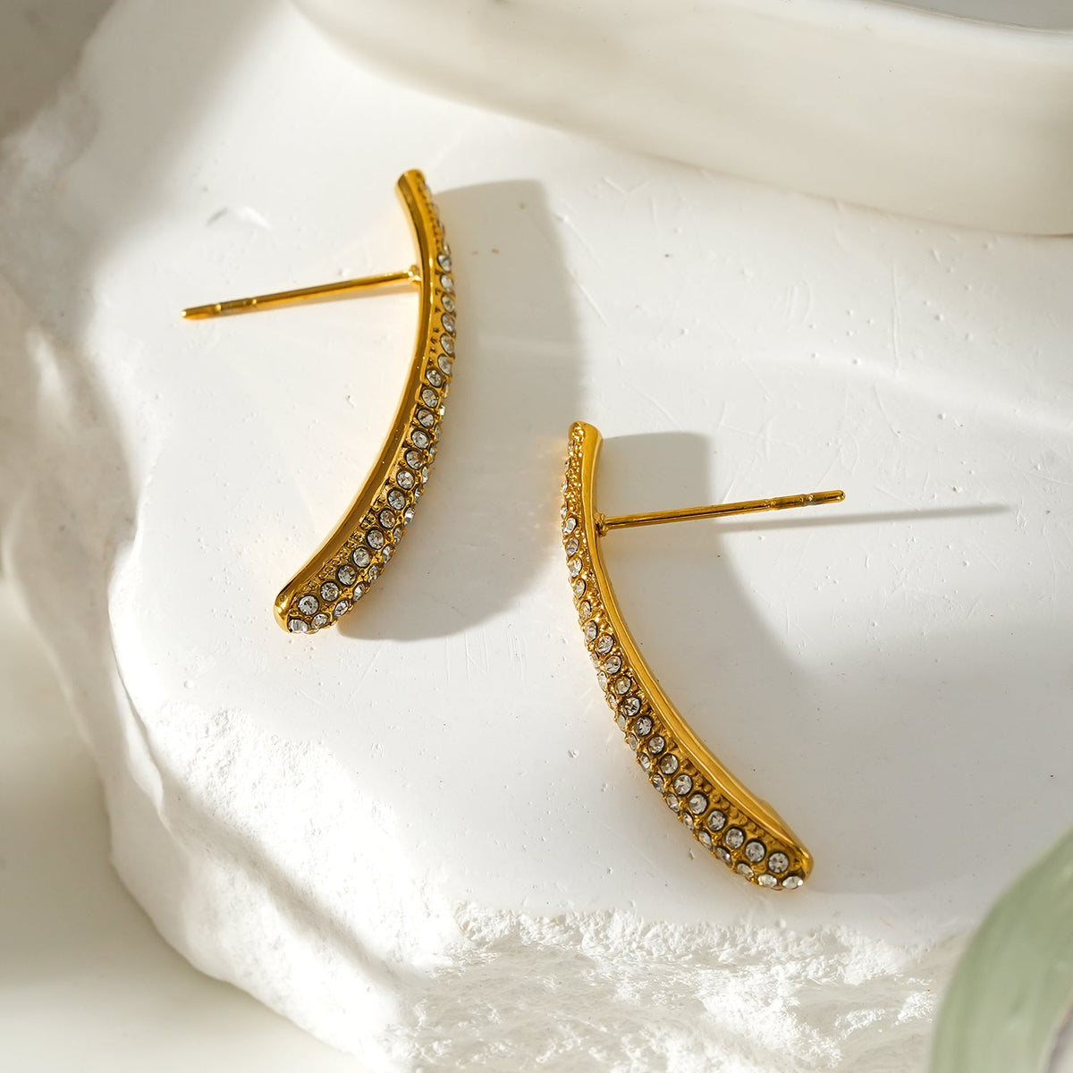 Style HILO : Boucles d'oreilles clous courbées pavées de zircone en or