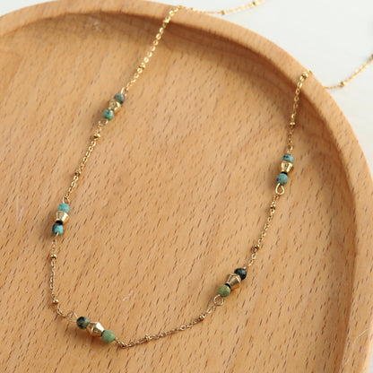 IMANI : Collier à fines chaînes dorées avec perles et pierres naturelles