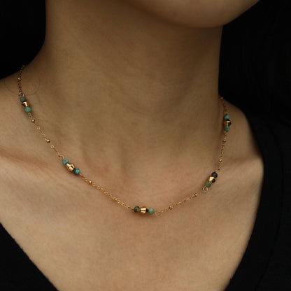 IMANI : Collier à fines chaînes dorées avec perles et pierres naturelles