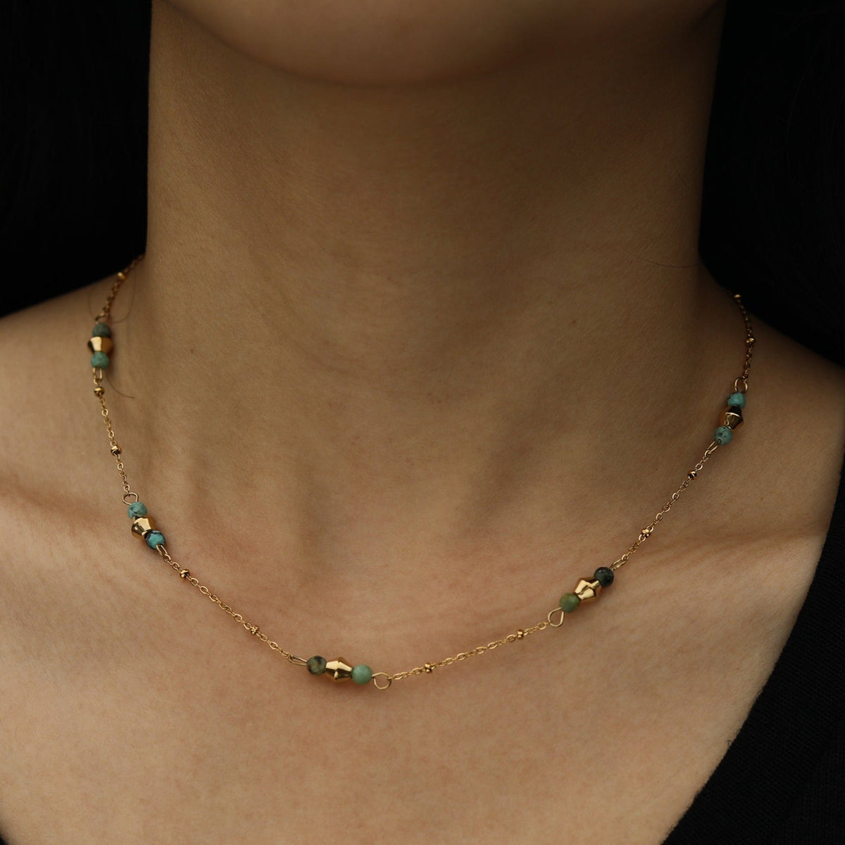 IMANI : Collier à fines chaînes dorées avec perles et pierres naturelles