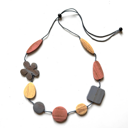 Collier de fleurs de formes variées