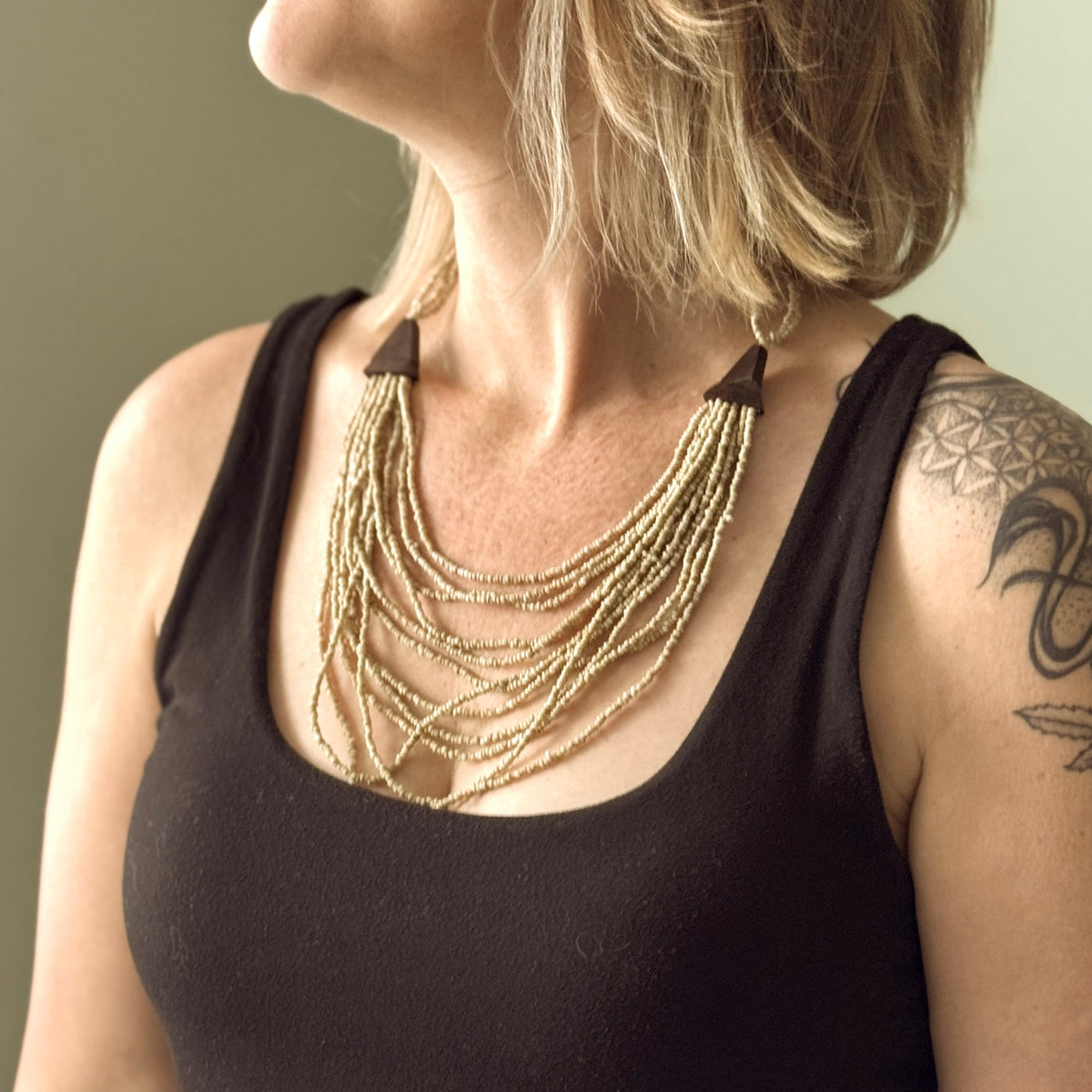 Court collier multi-rangs avec détails en bois