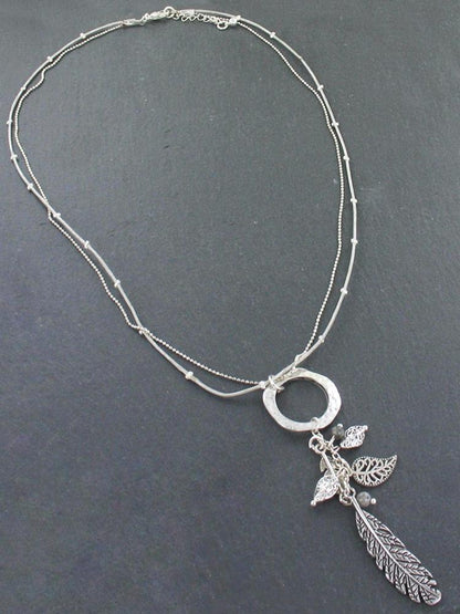 Collier Anneau Martelé Avec Breloques Feuille En Plaqué Argent