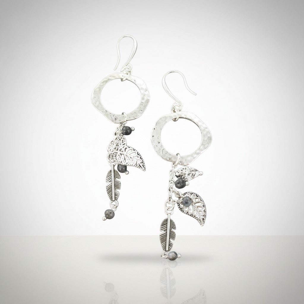 Boucles d'oreilles anneau martelé avec breloques feuilles en plaqué argent