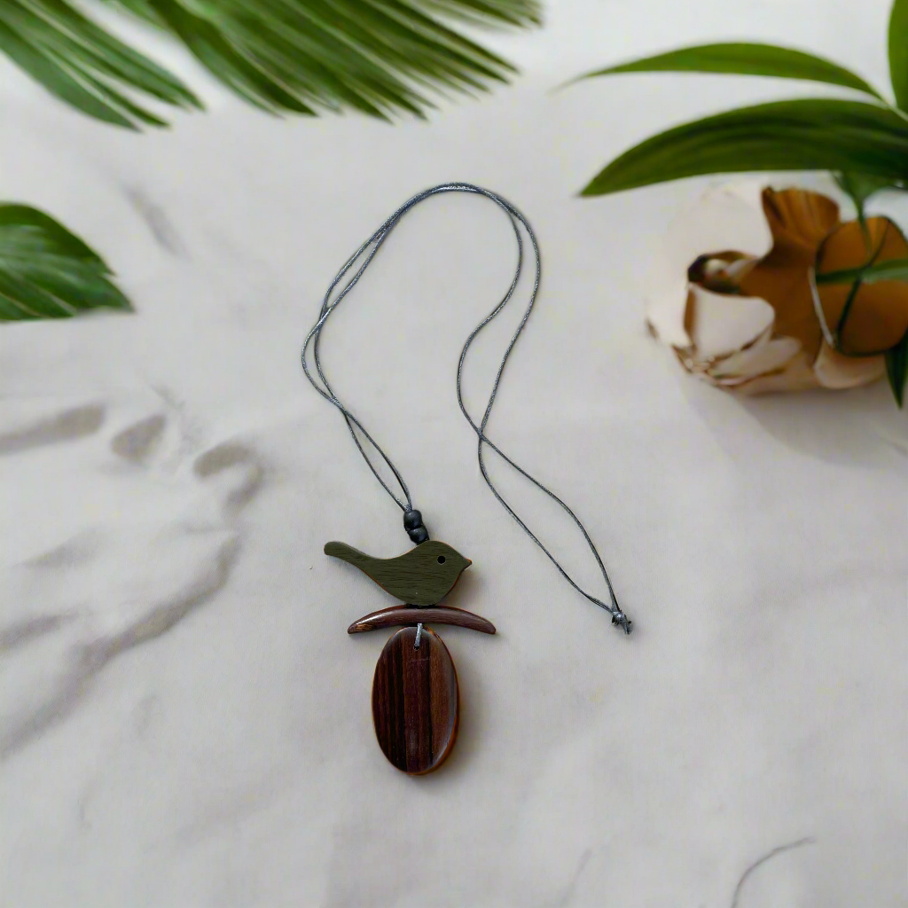 Collier Oiseau en bois sur une branche