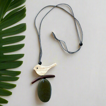 Collier Oiseau en bois sur une branche