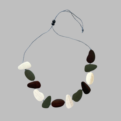 Collier galet en bois