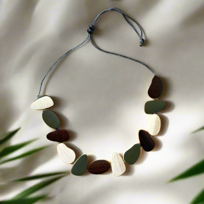 Collier galet en bois