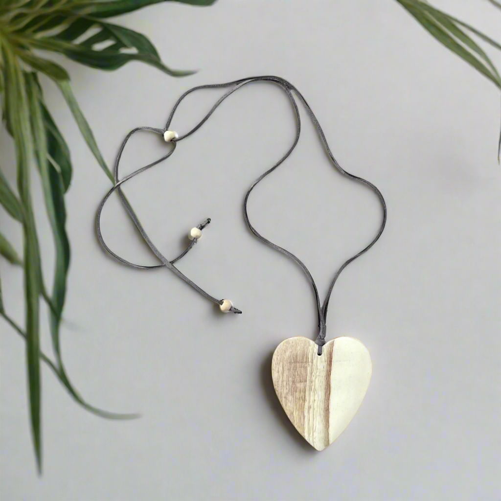 Collier Cœur Simple en Bois