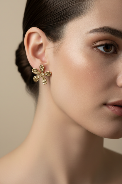 Boucles d'oreilles clous fleur en métal martelé – Acier inoxydable doré