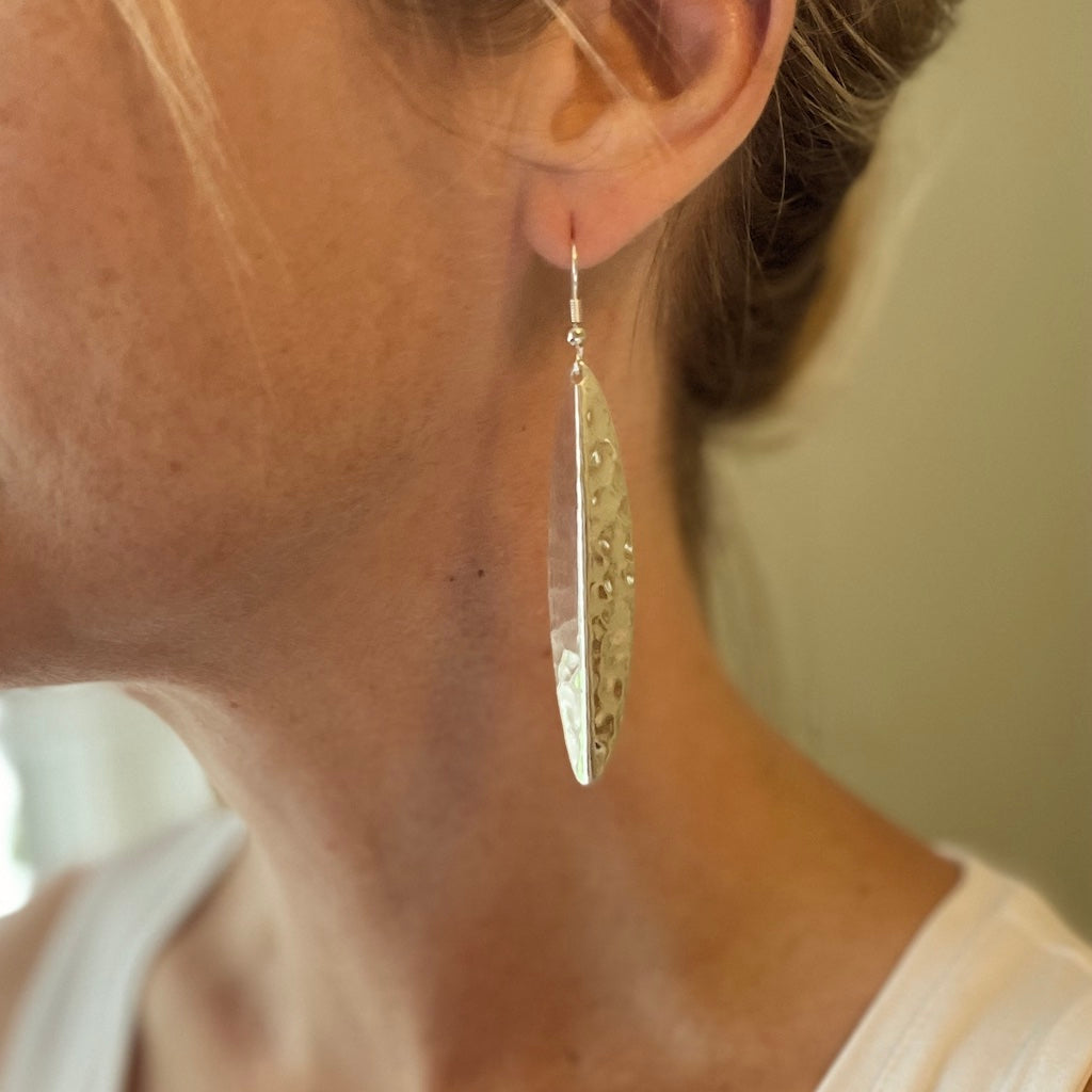 Boucles d'oreilles longues en métal en forme de feuille - Couleur argent