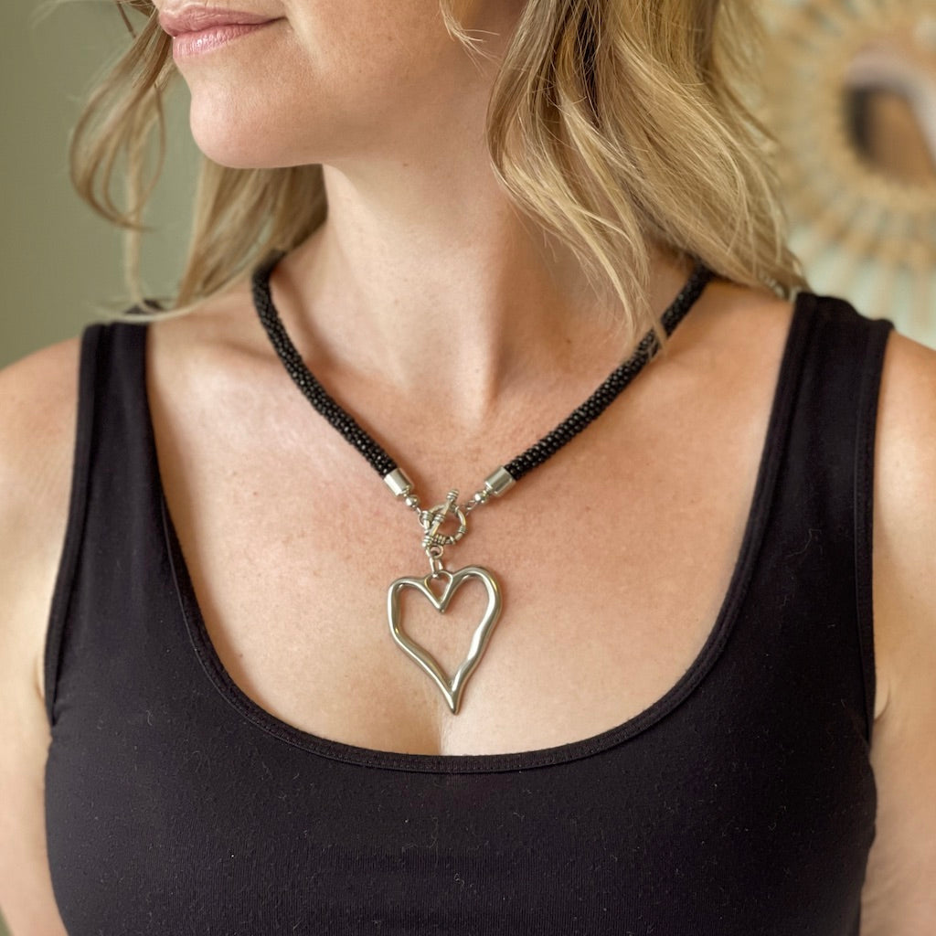 Collier court Cœur ouvert perlé