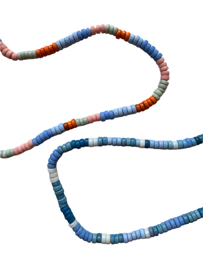 Collier de perles de verre à rang unique