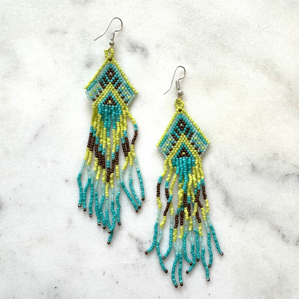 Boucle d'oreille perlée de style aztèque