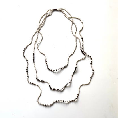 Collier de perles à trois rangs