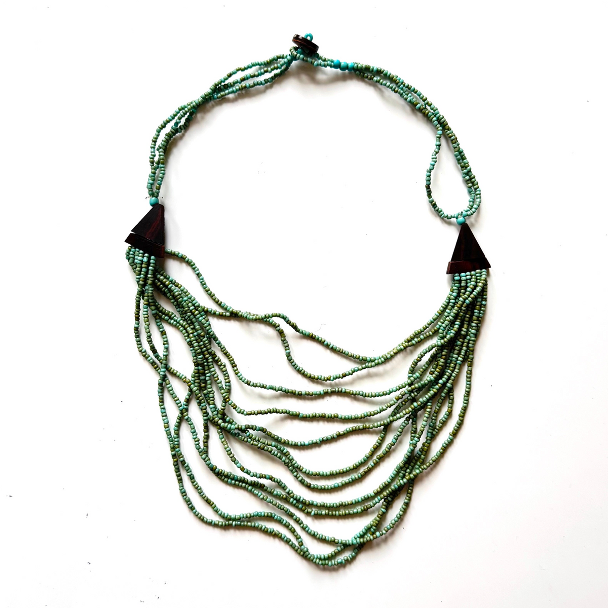Court collier multi-rangs avec détails en bois