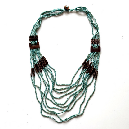 Collier de perles avec détails en bois