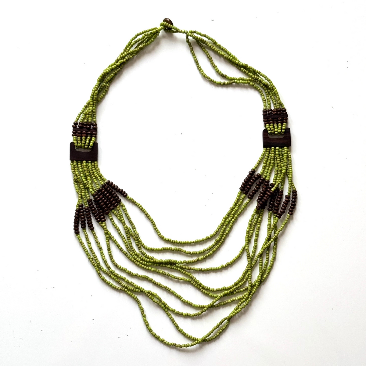 Collier de perles avec détails en bois