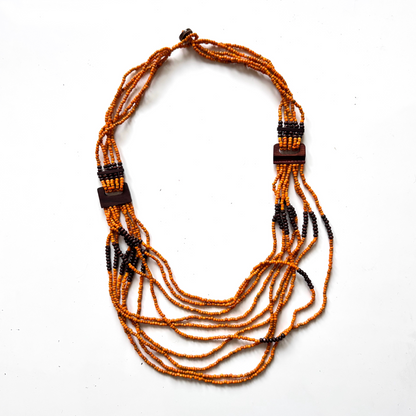 Collier de perles avec détails en bois
