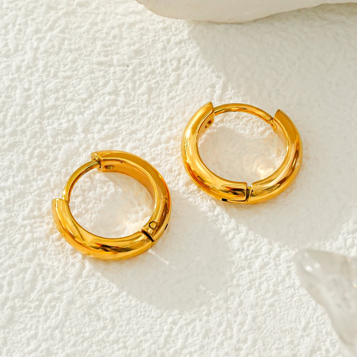 JAANBERG Gold : Mini créoles au fini lisse, largeur moyenne, pour une élégance du jour au soir