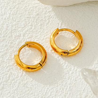 JAANBERG Gold : Mini créoles au fini lisse, largeur moyenne, pour une élégance du jour au soir