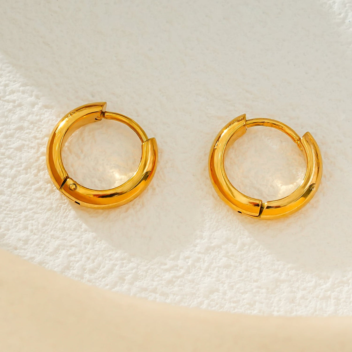 JAANBERG Gold : Mini créoles au fini lisse, largeur moyenne, pour une élégance du jour au soir