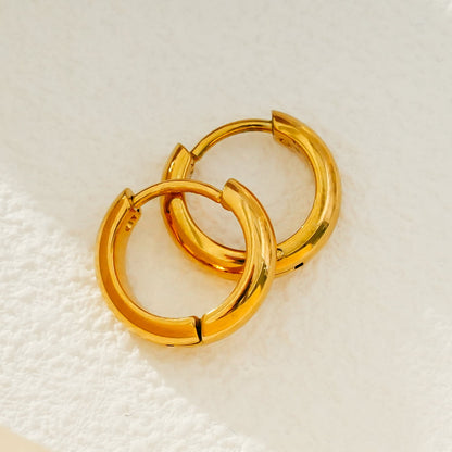 JAANBERG Gold : Mini créoles au fini lisse, largeur moyenne, pour une élégance du jour au soir