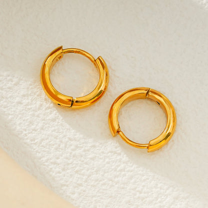 JAANBERG Gold : Mini créoles au fini lisse, largeur moyenne, pour une élégance du jour au soir