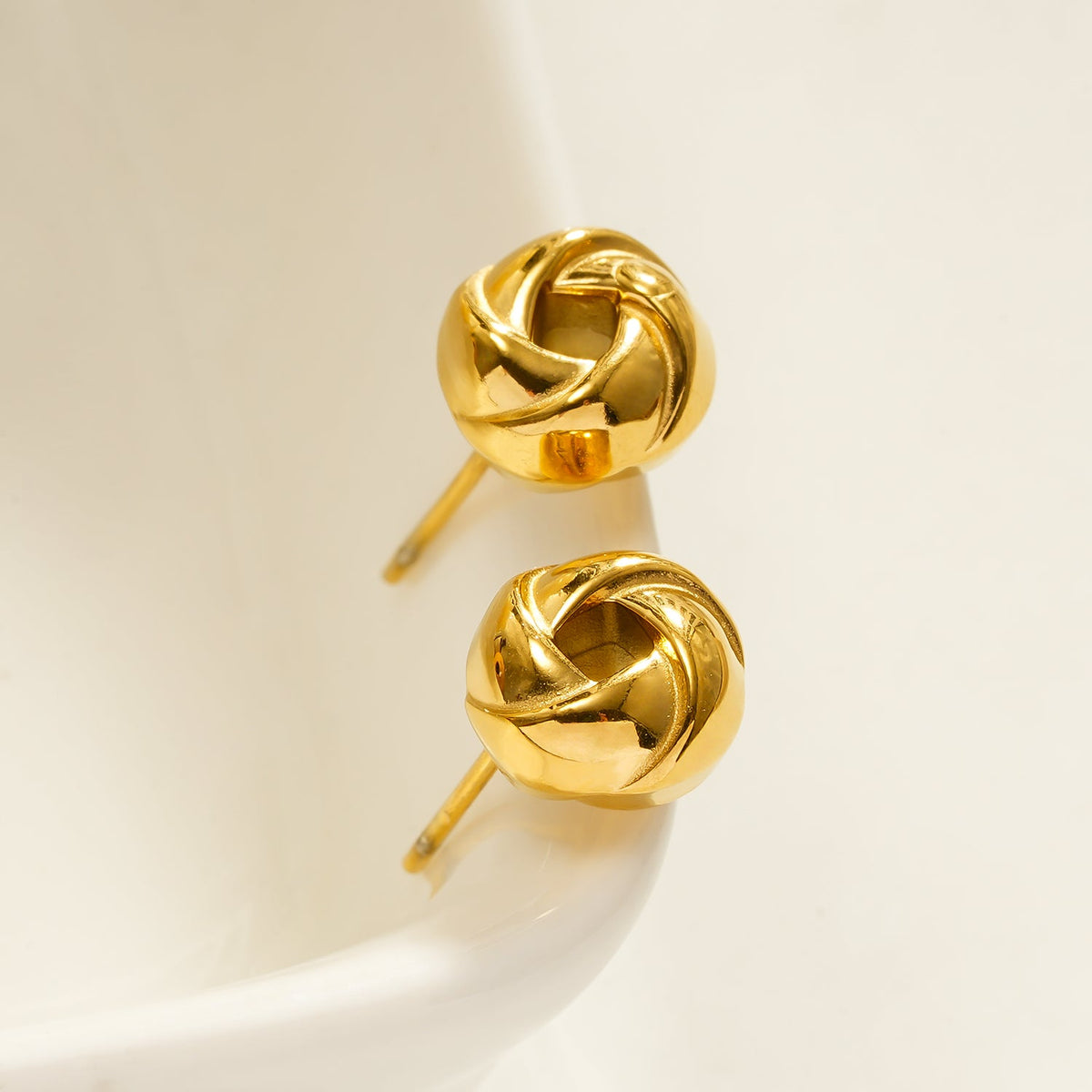 JATANI (Petit) Doré : Clous d'oreilles Nœud d'amour – Symbole intemporel d'amour éternel et élégant cadeau de joaillerie