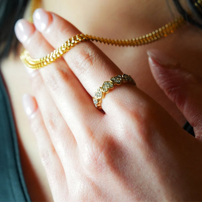 JEZREEL : Bague cernée de mini-breloques en forme de cœur avec cristaux de zircone au centre