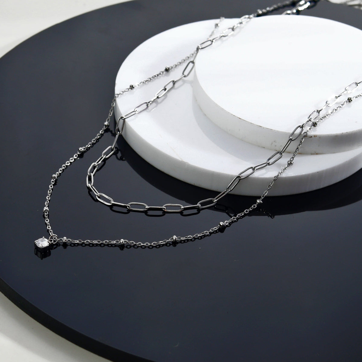 KATERI Argent : Collier chaînes superposées avec pendentif breloque solitaire zircone