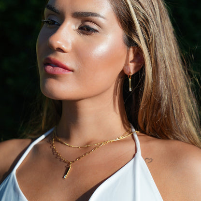 Style KORATIA : Collier Minimaliste avec Chaîne Trombone et Pendentif Barre Ornée de Zirconium Doré