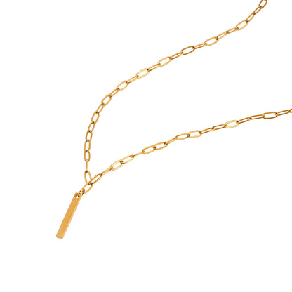 Style KORATIA : Collier Minimaliste avec Chaîne Trombone et Pendentif Barre Ornée de Zirconium Doré