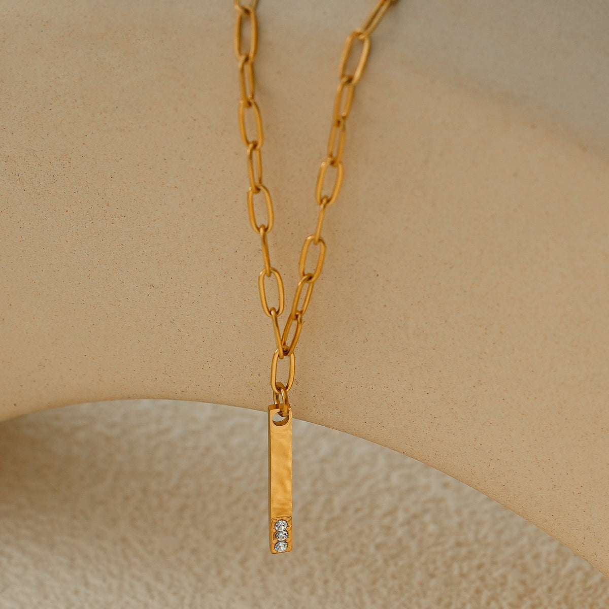 Style KORATIA : Collier Minimaliste avec Chaîne Trombone et Pendentif Barre Ornée de Zirconium Doré