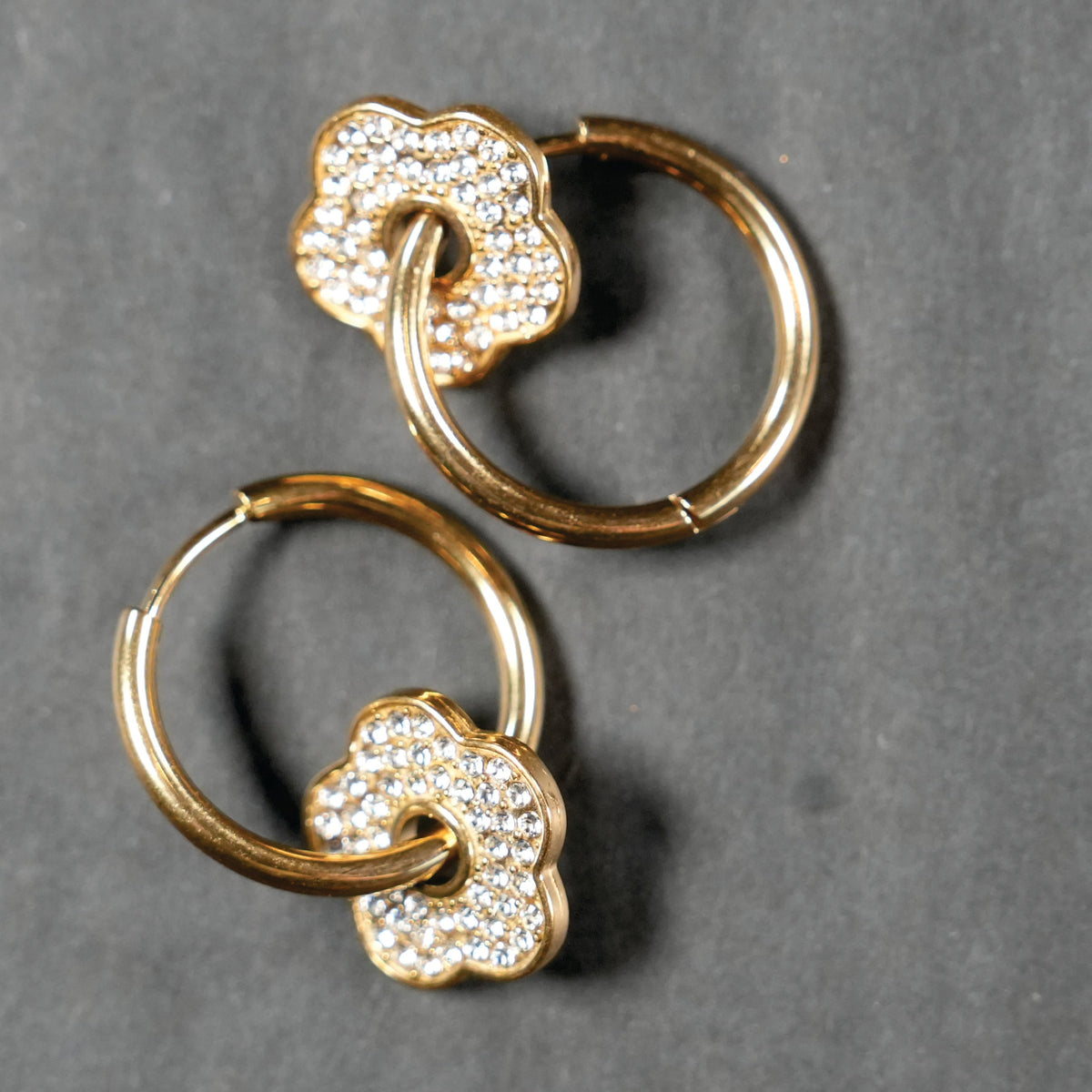 KRISTINE Gold : Créoles d'inspiration vintage avec charm floral amovible incrusté de zircons