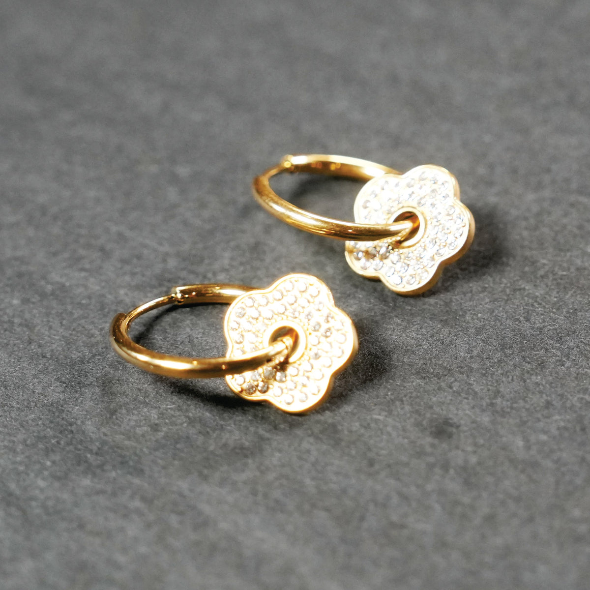 KRISTINE Gold : Créoles d'inspiration vintage avec charm floral amovible incrusté de zircons