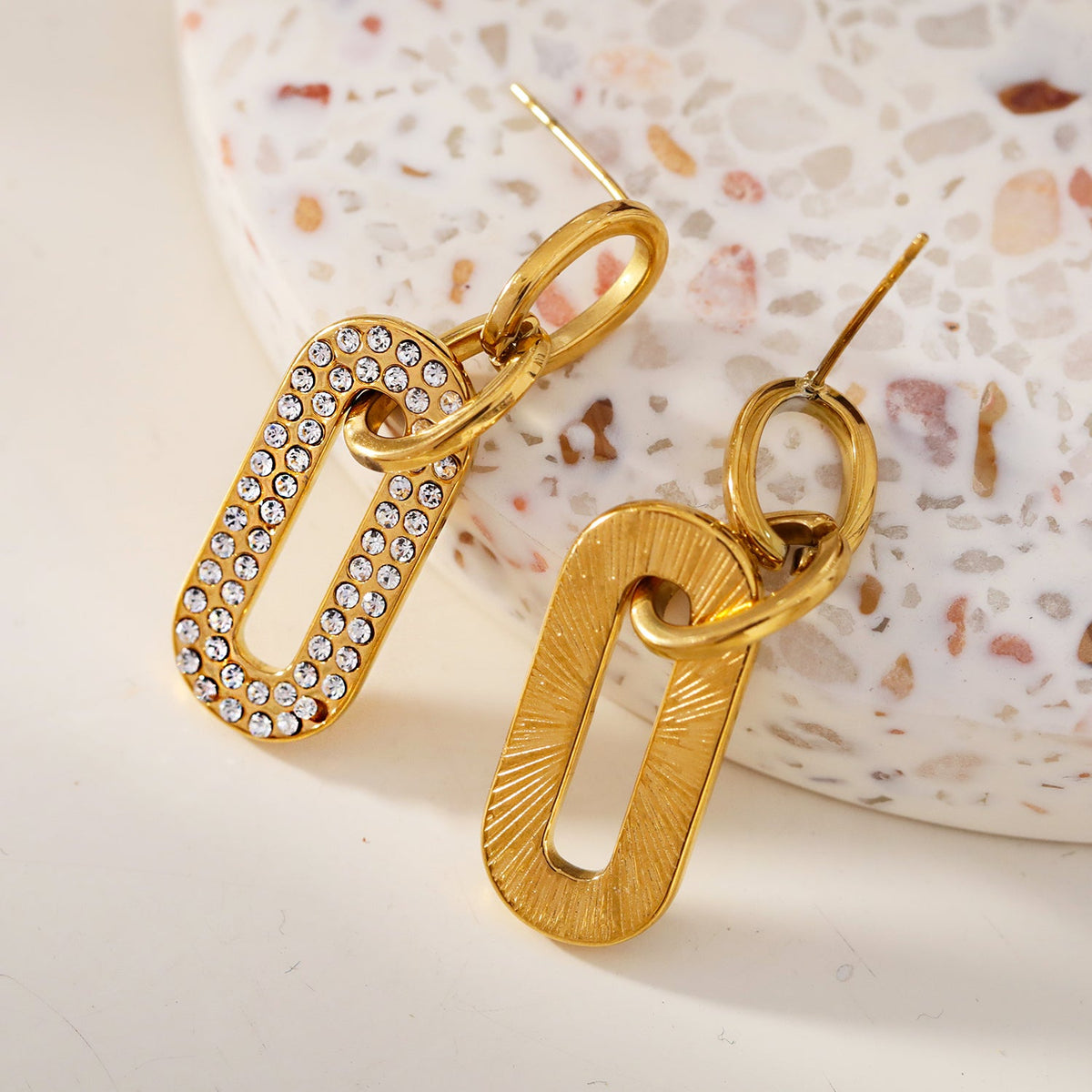 LAIA : Boucles d'oreilles de forme rectangulaire arrondie serties de pierres de zircone
