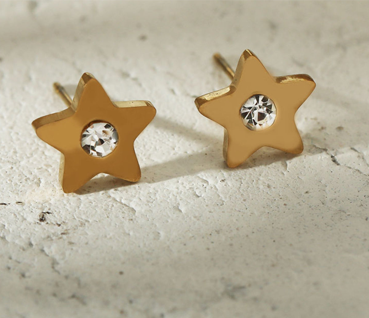 LAYLA Gold : Puces d'oreilles en forme d'étoile avec un oxyde de zirconium solitaire au centre