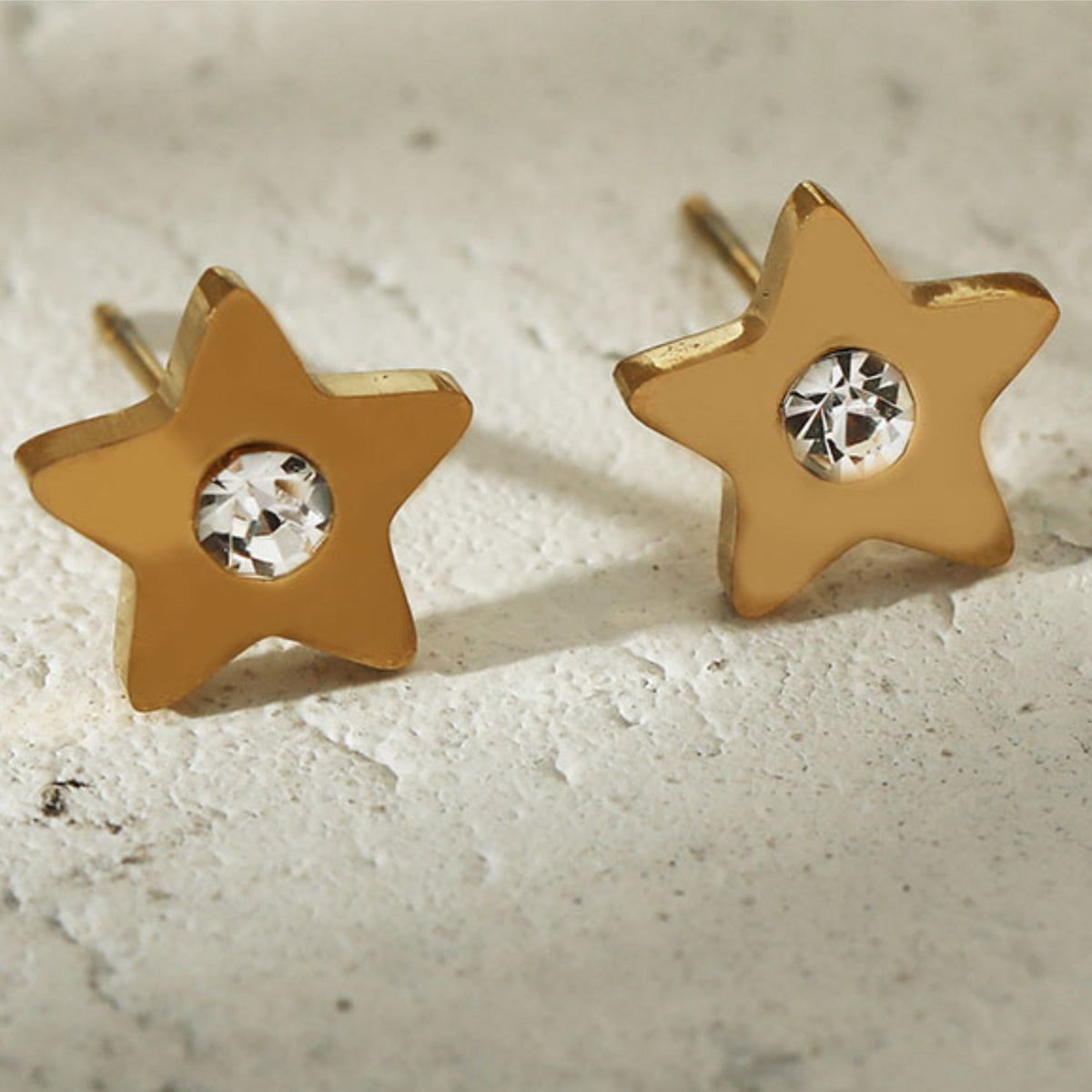 LAYLA Gold : Puces d'oreilles en forme d'étoile avec un oxyde de zirconium solitaire au centre