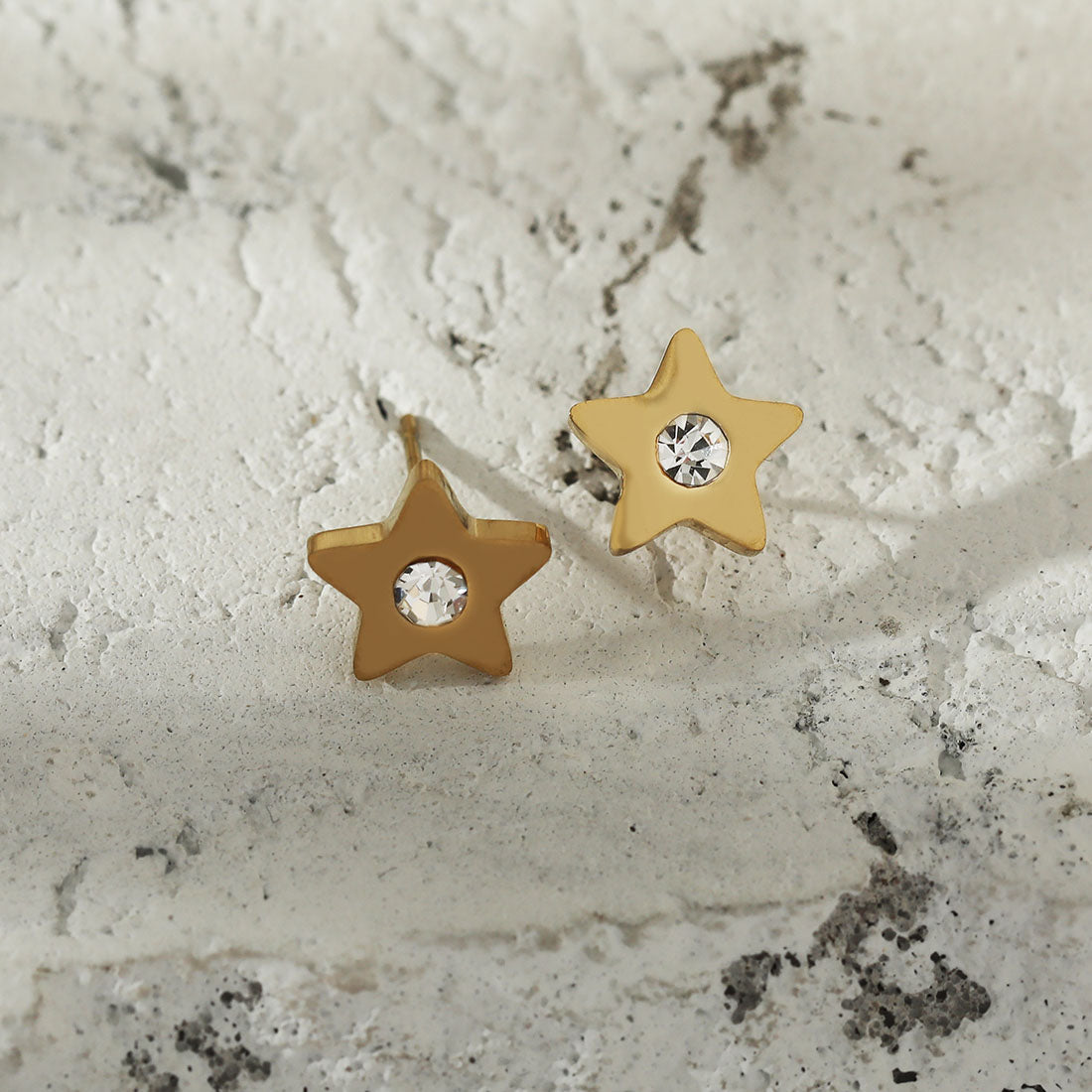 LAYLA Gold : Puces d'oreilles en forme d'étoile avec un oxyde de zirconium solitaire au centre