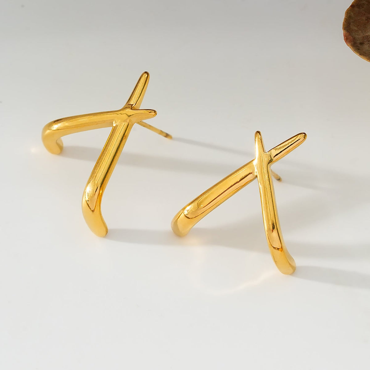 LINDSBORG: Boucles d'oreilles clous géométriques entrecroisés en or