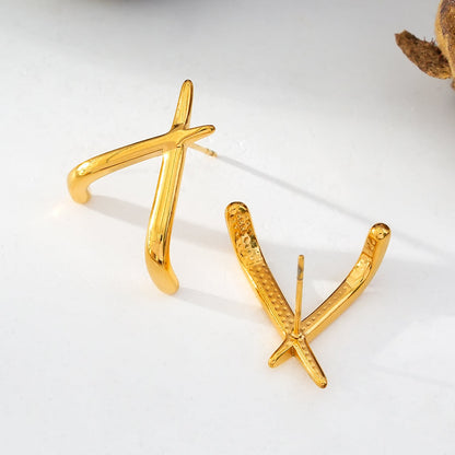 LINDSBORG: Boucles d'oreilles clous géométriques entrecroisés en or