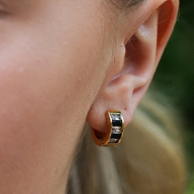 LOTTA : Petites boucles d’oreilles créoles en zircone incrustée noir et blanc rétro
